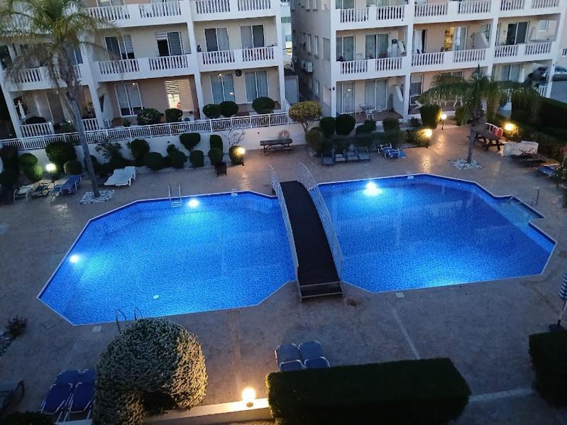 Beautiful 2 Bedrooms By The Pool