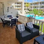 Beautiful 2 Bedrooms By The Pool