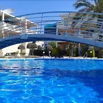 Beautiful 2 Bedrooms By The Pool