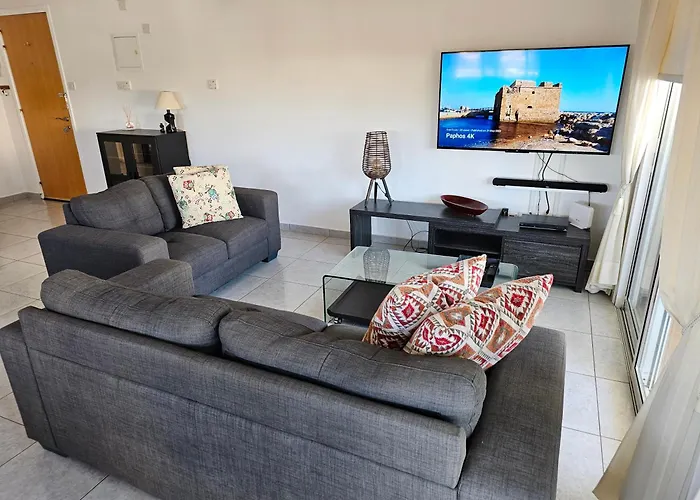 Beautiful 2 Bedrooms By The Pool